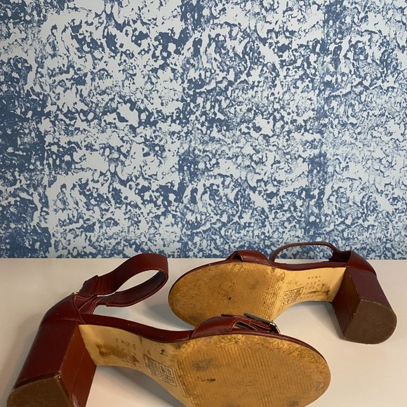 WHITE HOUSE BLACK MARKET RYDER BUCKLE BURGUNDY BLOCK HEEL SANDALS - Picture 3 of 6
